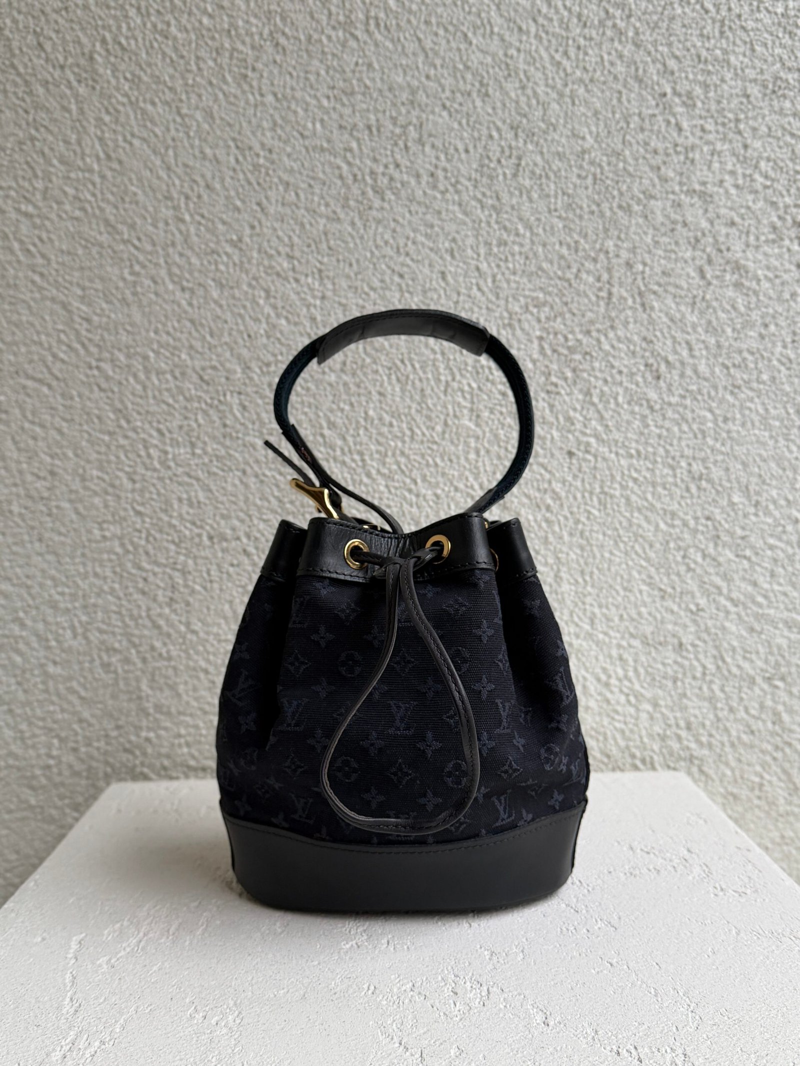 Louis Vuitton Mini Lin Noelie Blue Canvas Bucket Bag - Image 2