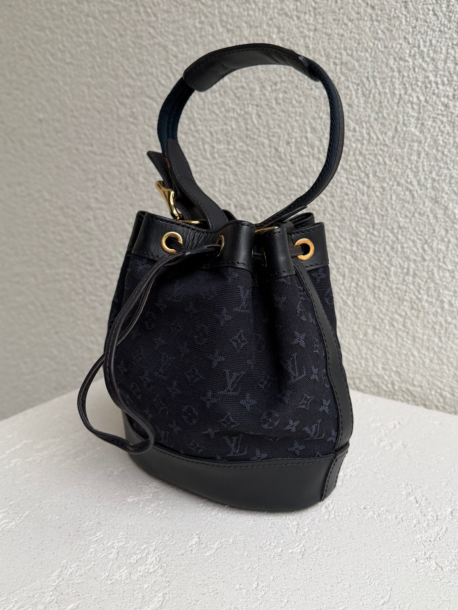Louis Vuitton Mini Lin Noelie Blue Canvas Bucket Bag - Image 4