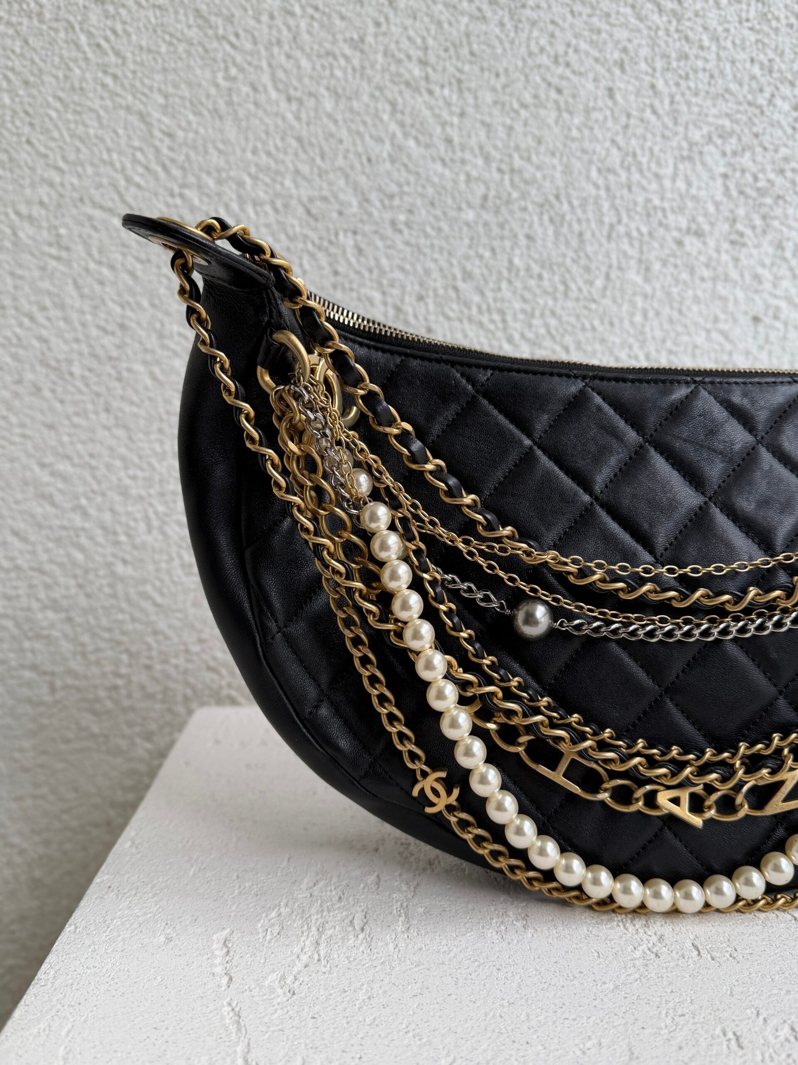 Chanel Black Quilted Leather All About Chains Hobo Bag - Görsel 2
