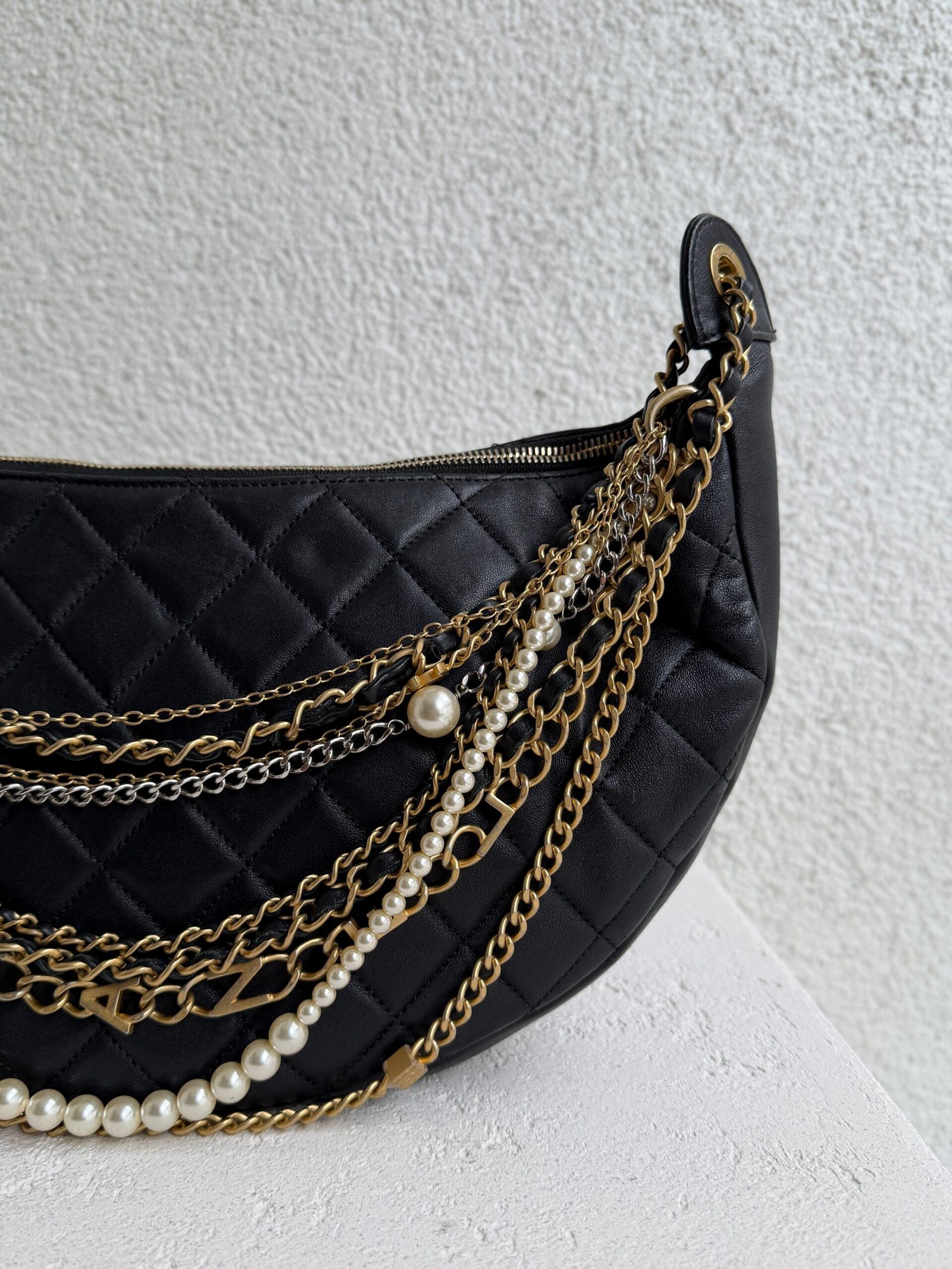 Chanel Black Quilted Leather All About Chains Hobo Bag - Görsel 3