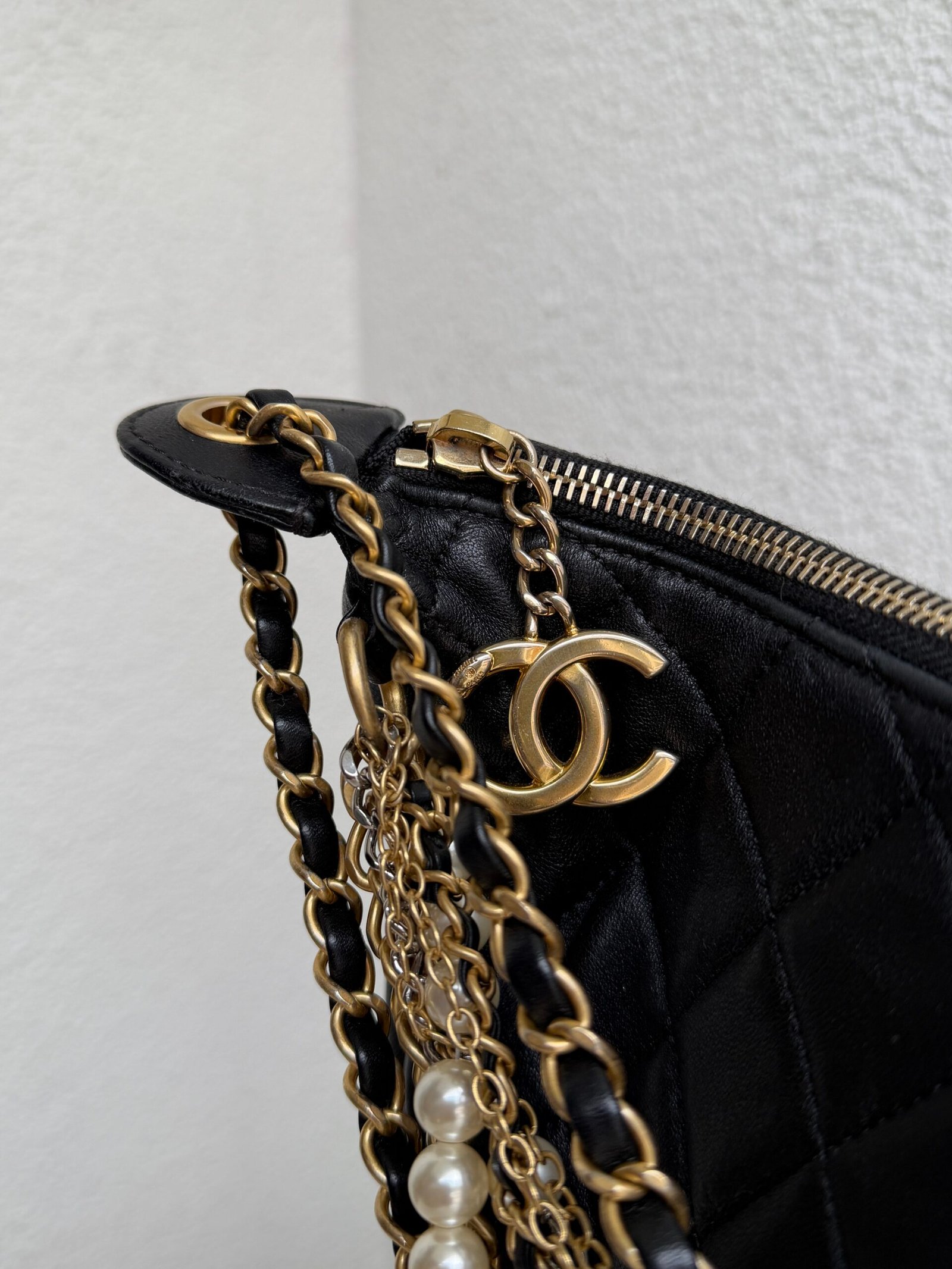 Chanel Black Quilted Leather All About Chains Hobo Bag - Görsel 5