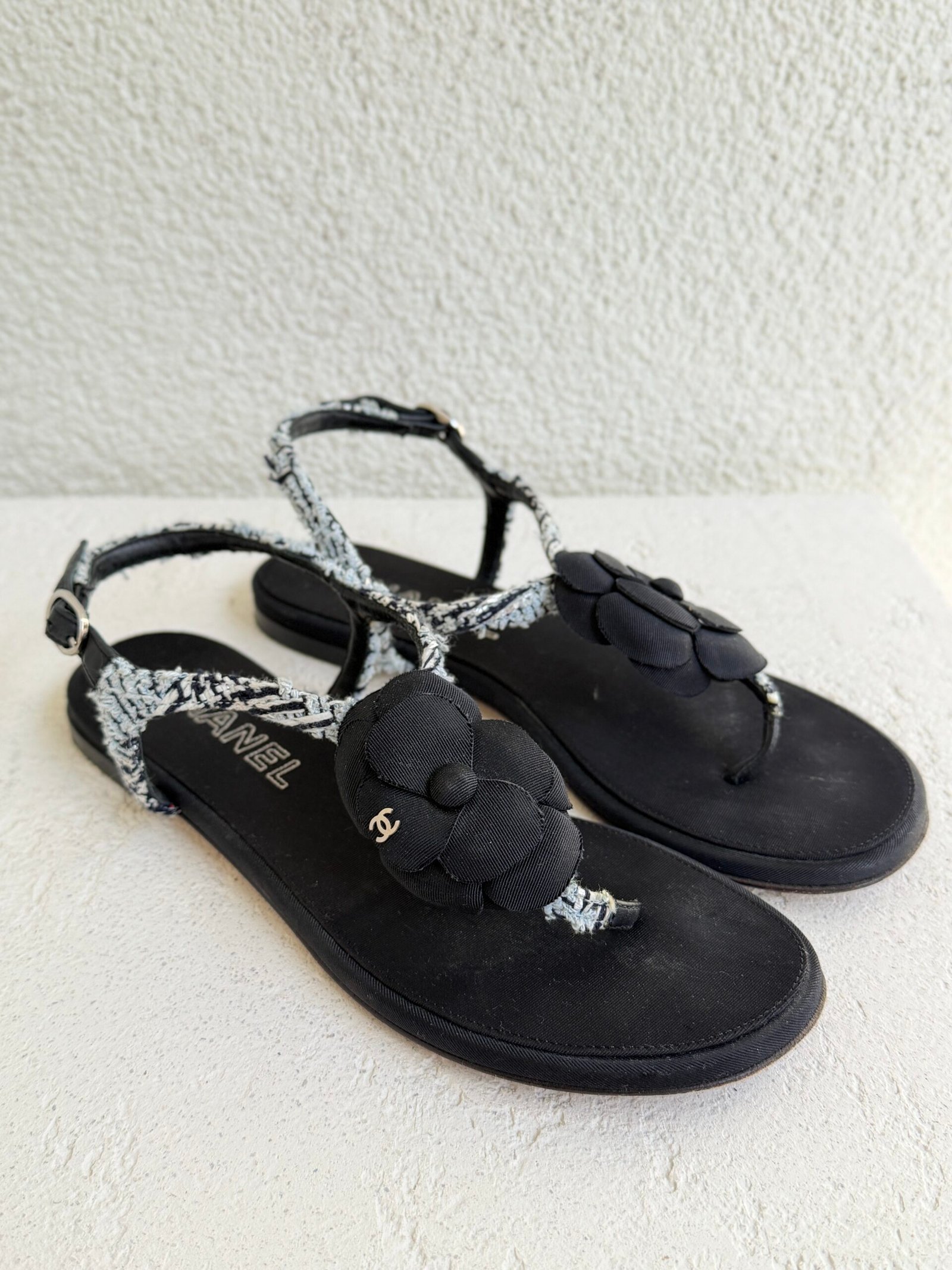 Chanel Metallic Tweed and Ankle Leather CC Camellia Flat Sandal - Görsel 2