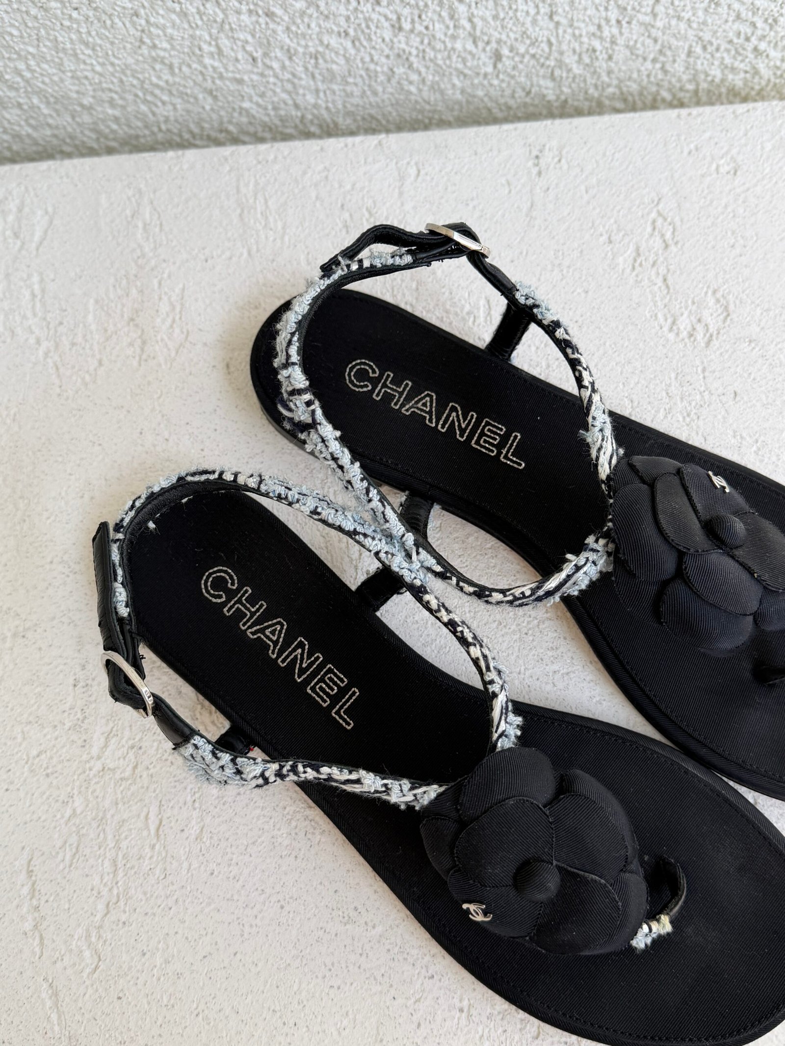 Chanel Metallic Tweed and Ankle Leather CC Camellia Flat Sandal - Görsel 3