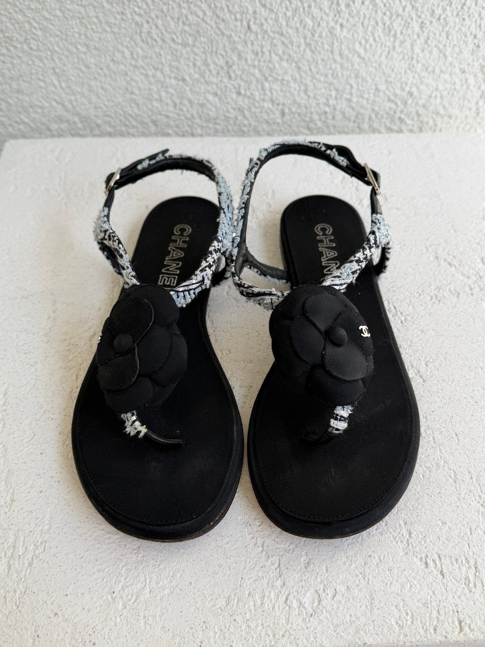 Chanel Metallic Tweed and Ankle Leather CC Camellia Flat Sandal - Görsel 4