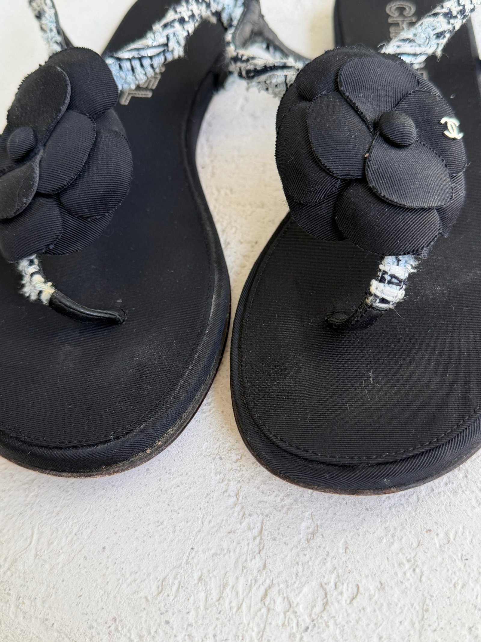 Chanel Metallic Tweed and Ankle Leather CC Camellia Flat Sandal - Görsel 6