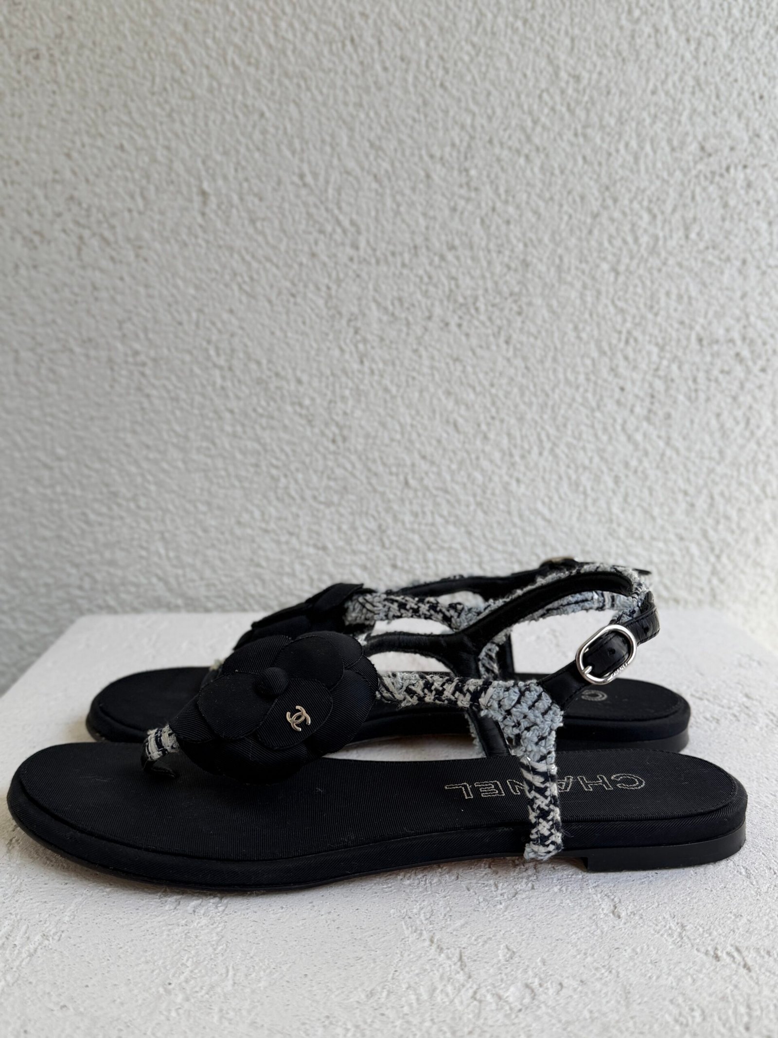 Chanel Metallic Tweed and Ankle Leather CC Camellia Flat Sandal - Görsel 7