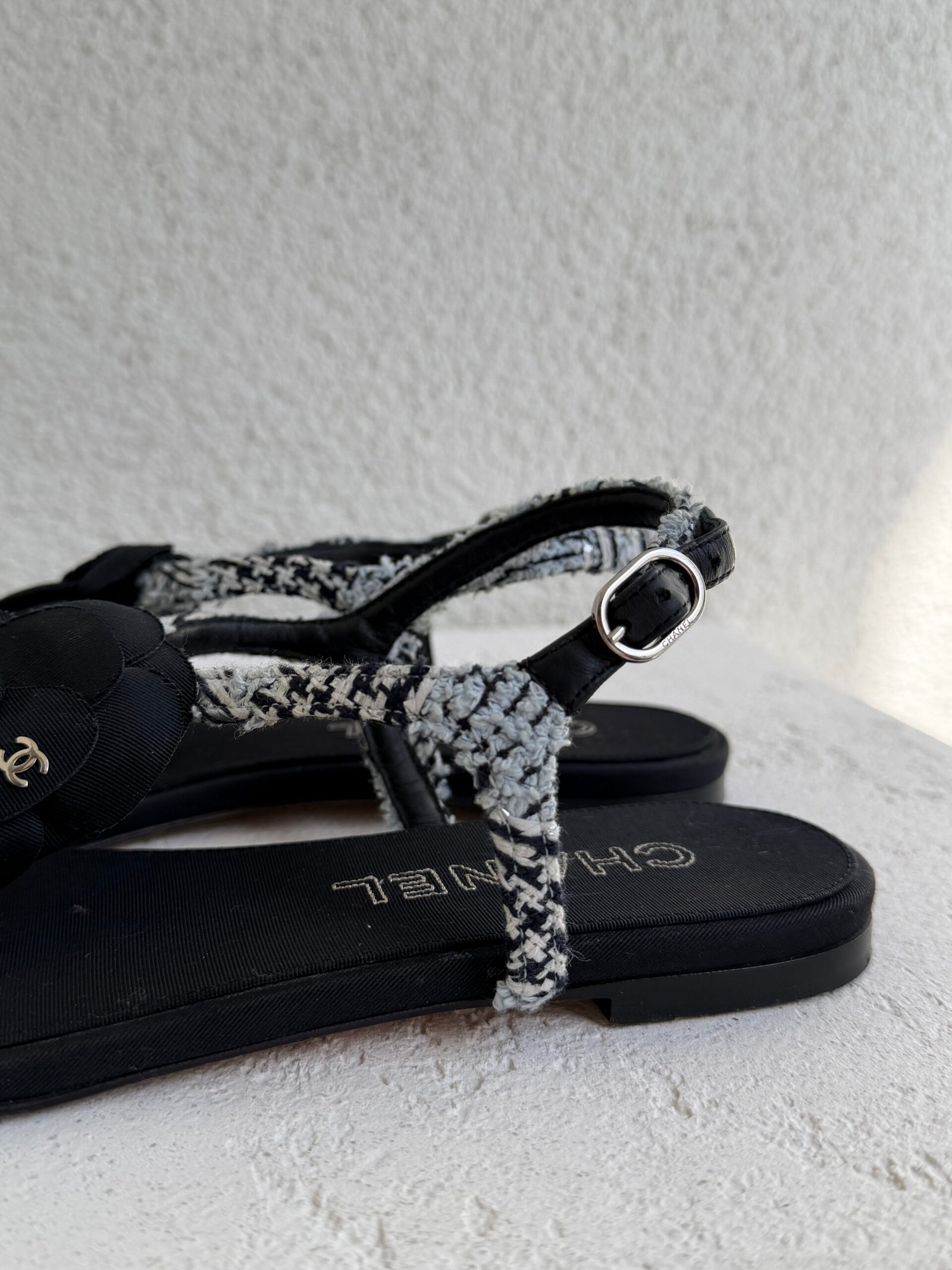 Chanel Metallic Tweed and Ankle Leather CC Camellia Flat Sandal - Görsel 8