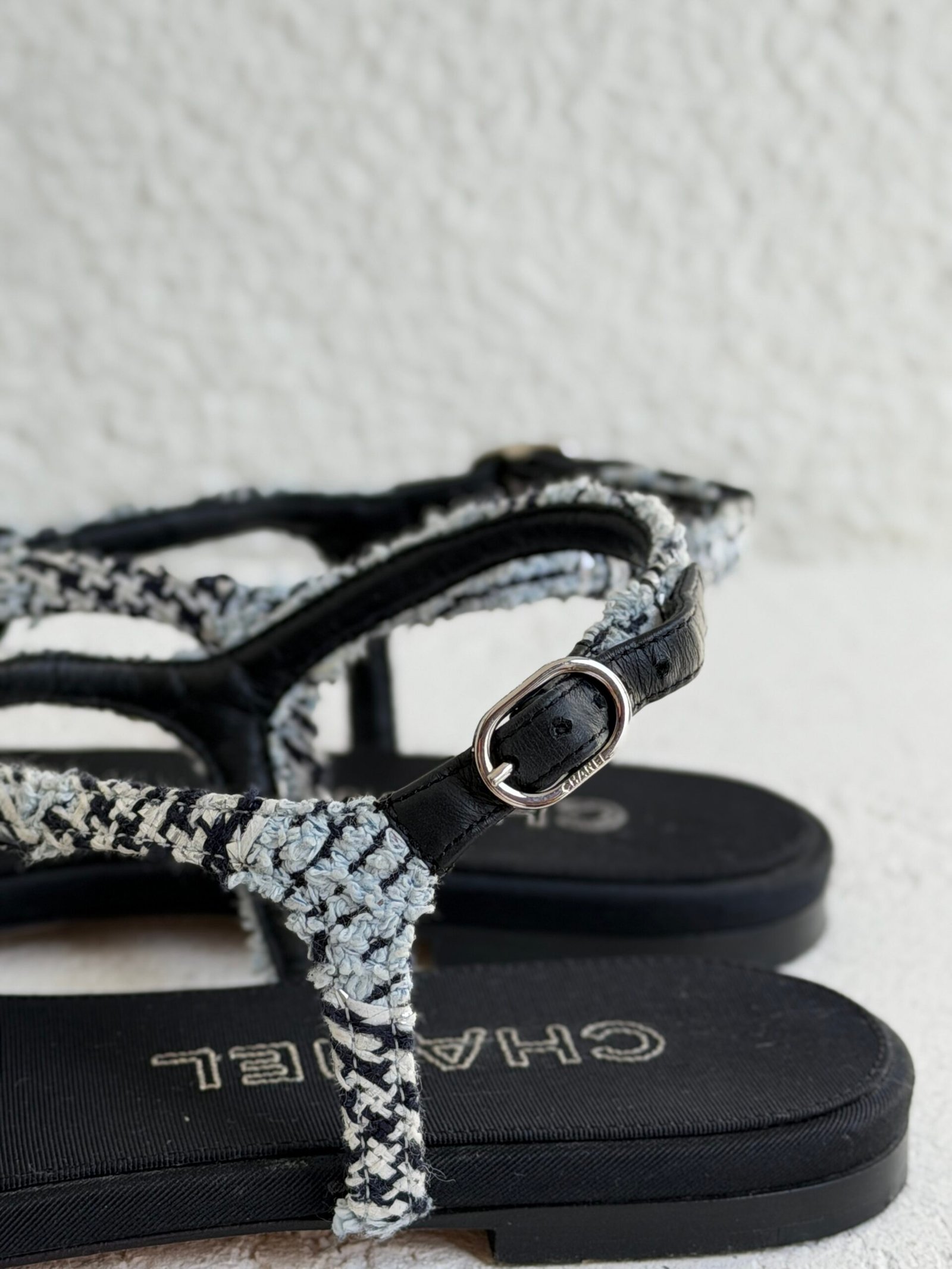 Chanel Metallic Tweed and Ankle Leather CC Camellia Flat Sandal - Görsel 9