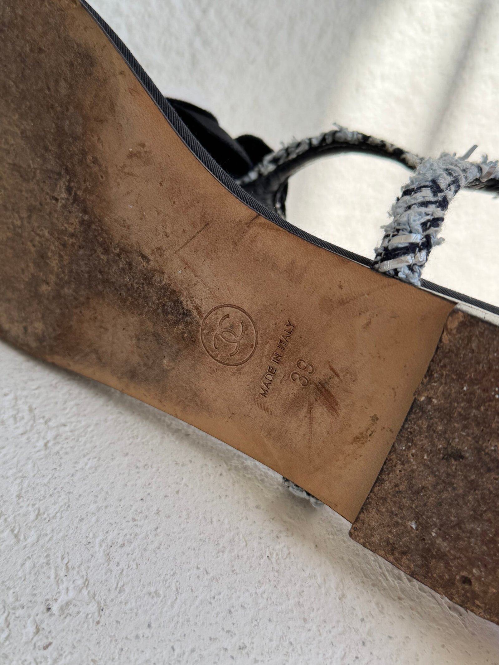 Chanel Metallic Tweed and Ankle Leather CC Camellia Flat Sandal - Görsel 12