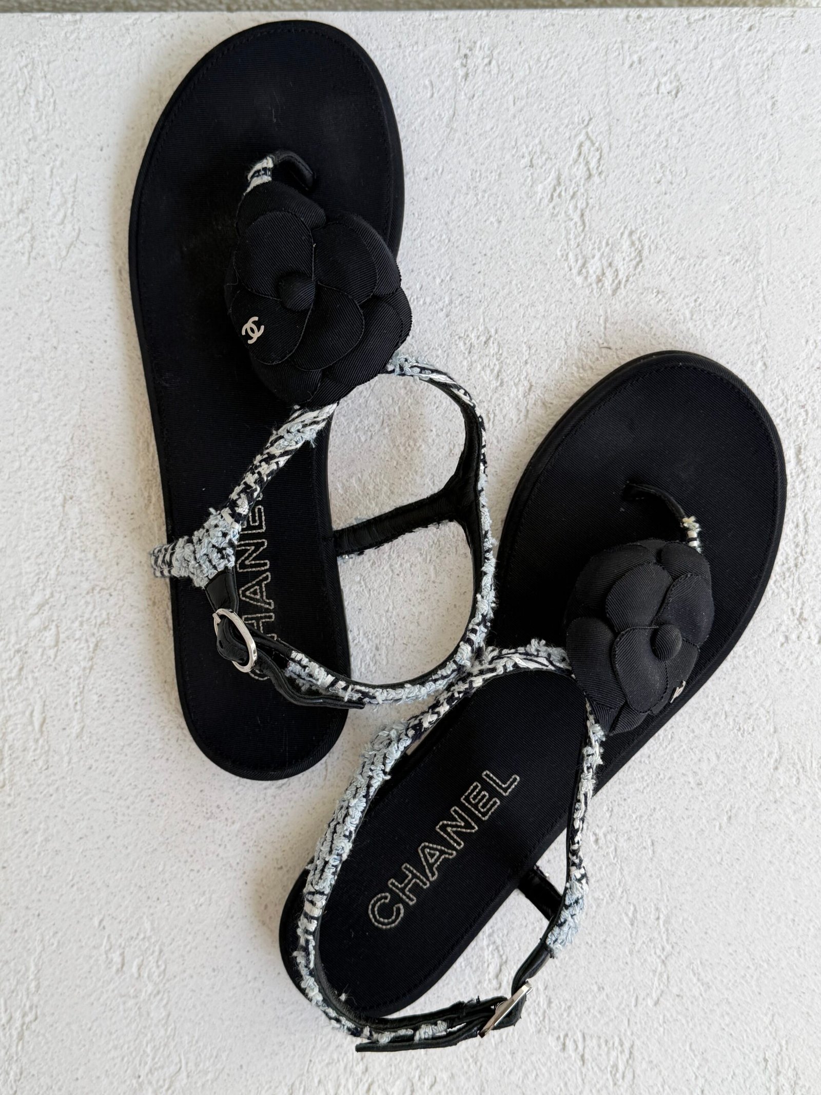 Chanel Metallic Tweed and Ankle Leather CC Camellia Flat Sandal - Görsel 13