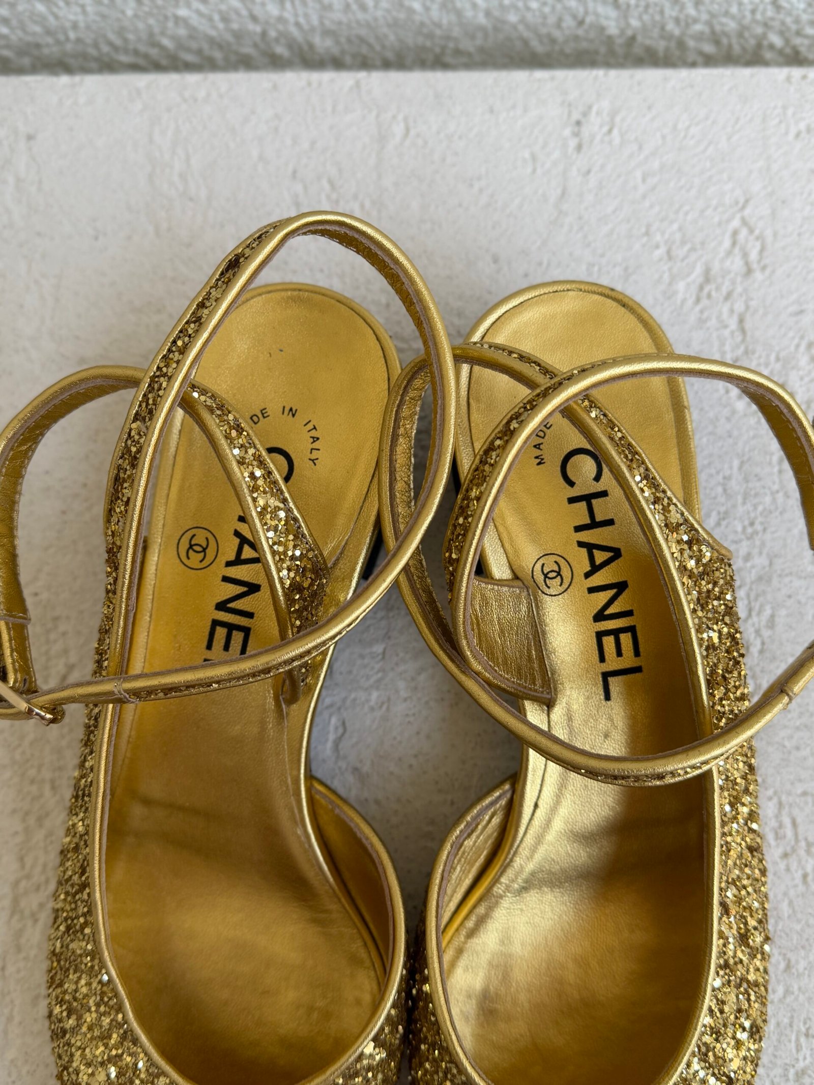 Chanel CC Logo Glitter and Grossgrain Cap Toe Slingback Pumps - Image 7