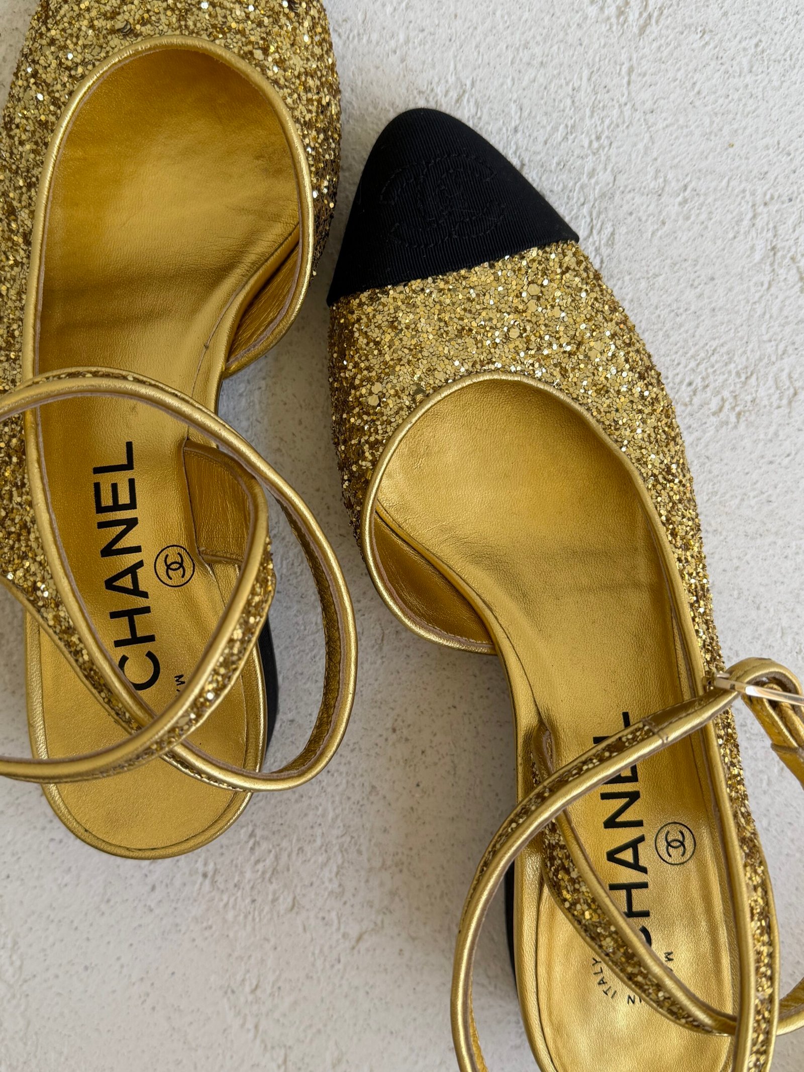 Chanel CC Logo Glitter and Grossgrain Cap Toe Slingback Pumps - Image 13