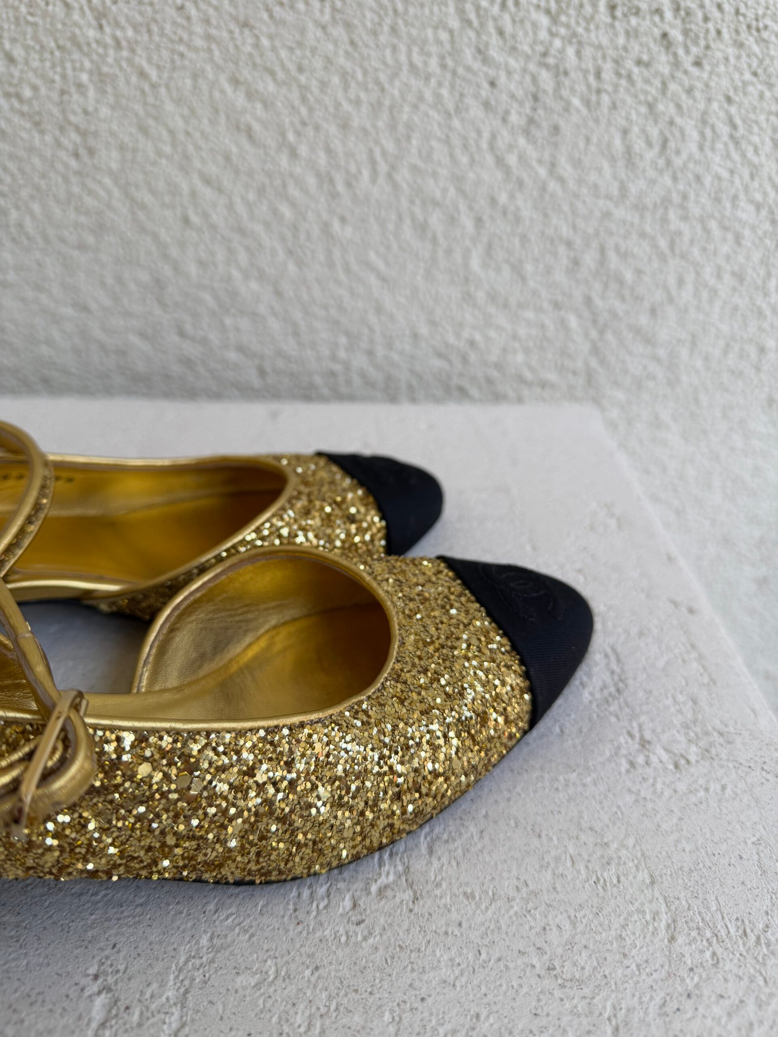 Chanel CC Logo Glitter and Grossgrain Cap Toe Slingback Pumps - Image 15