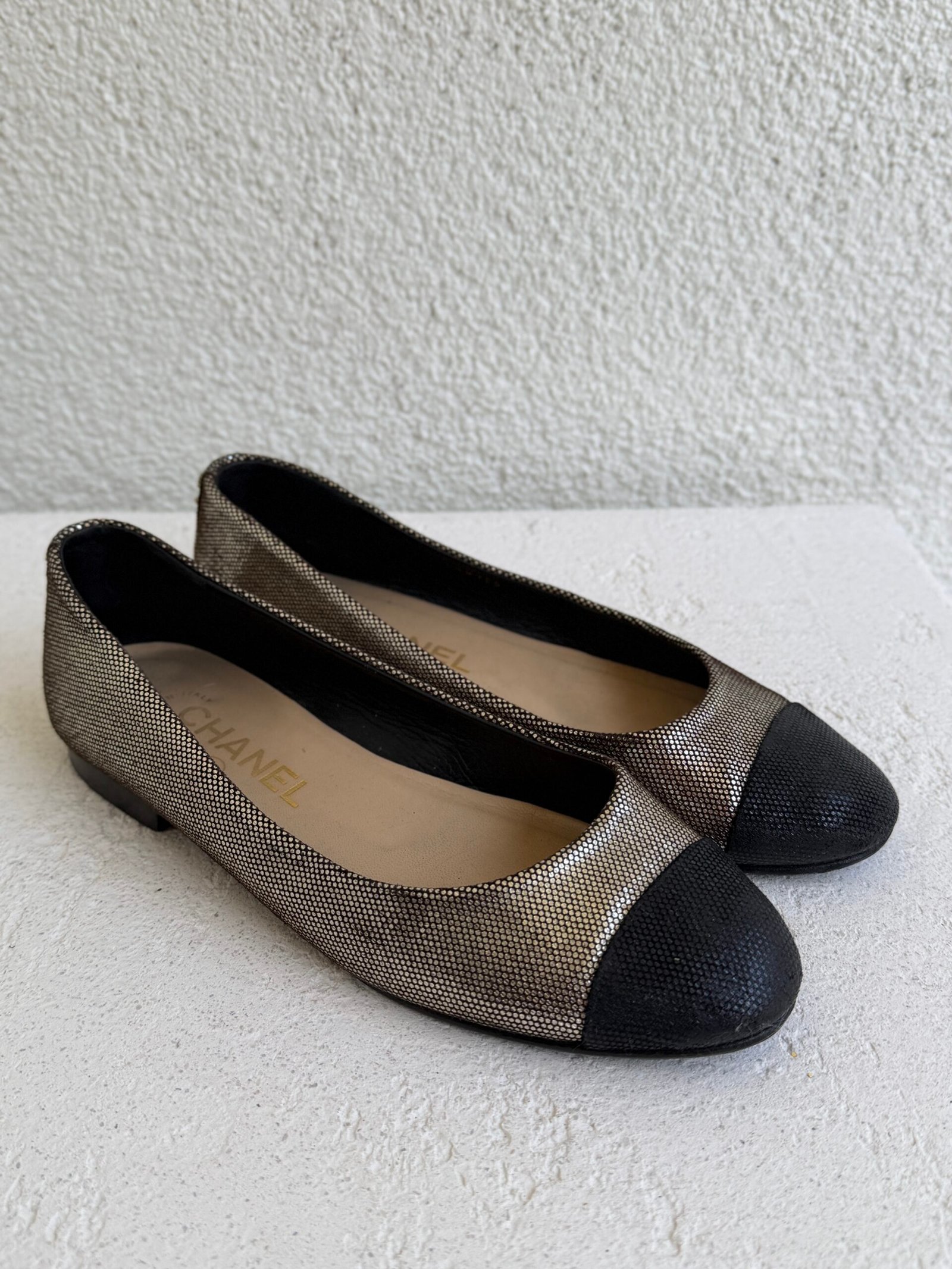 Chanel Metallic Gold Glitter Suede CC Cap Toe Ballet Flat - Görsel 2