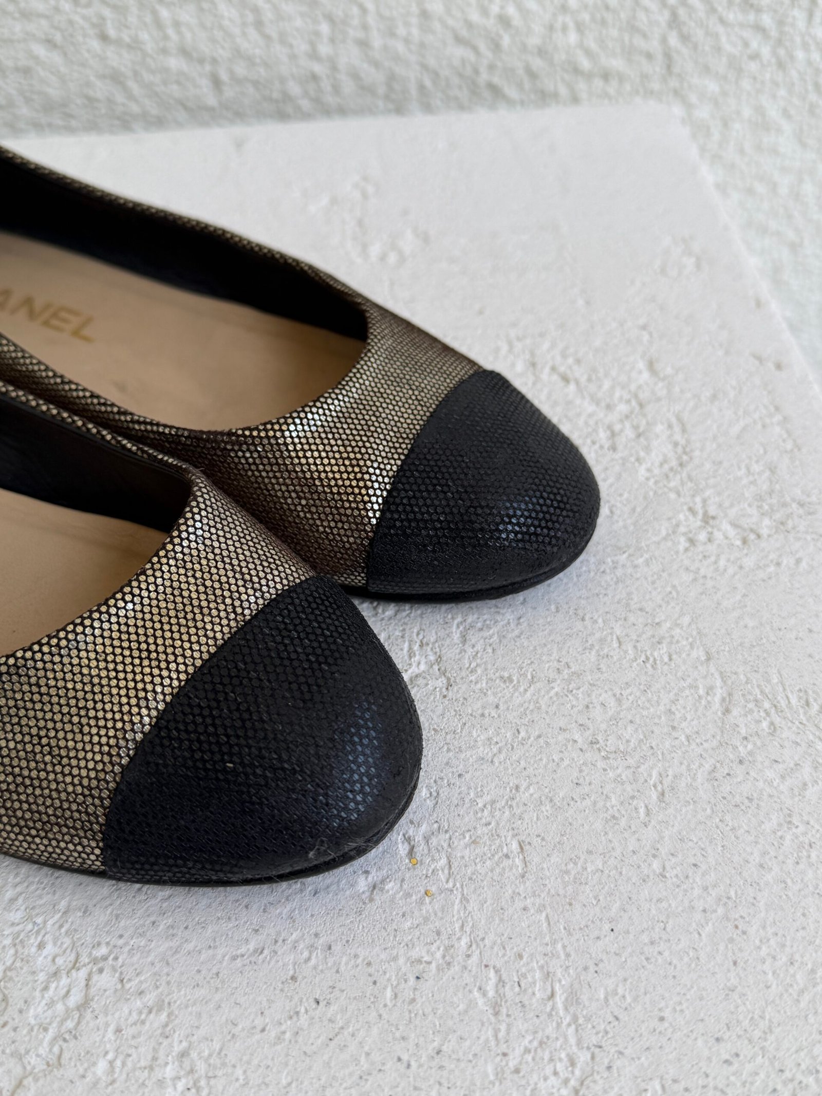 Chanel Metallic Gold Glitter Suede CC Cap Toe Ballet Flat - Görsel 3