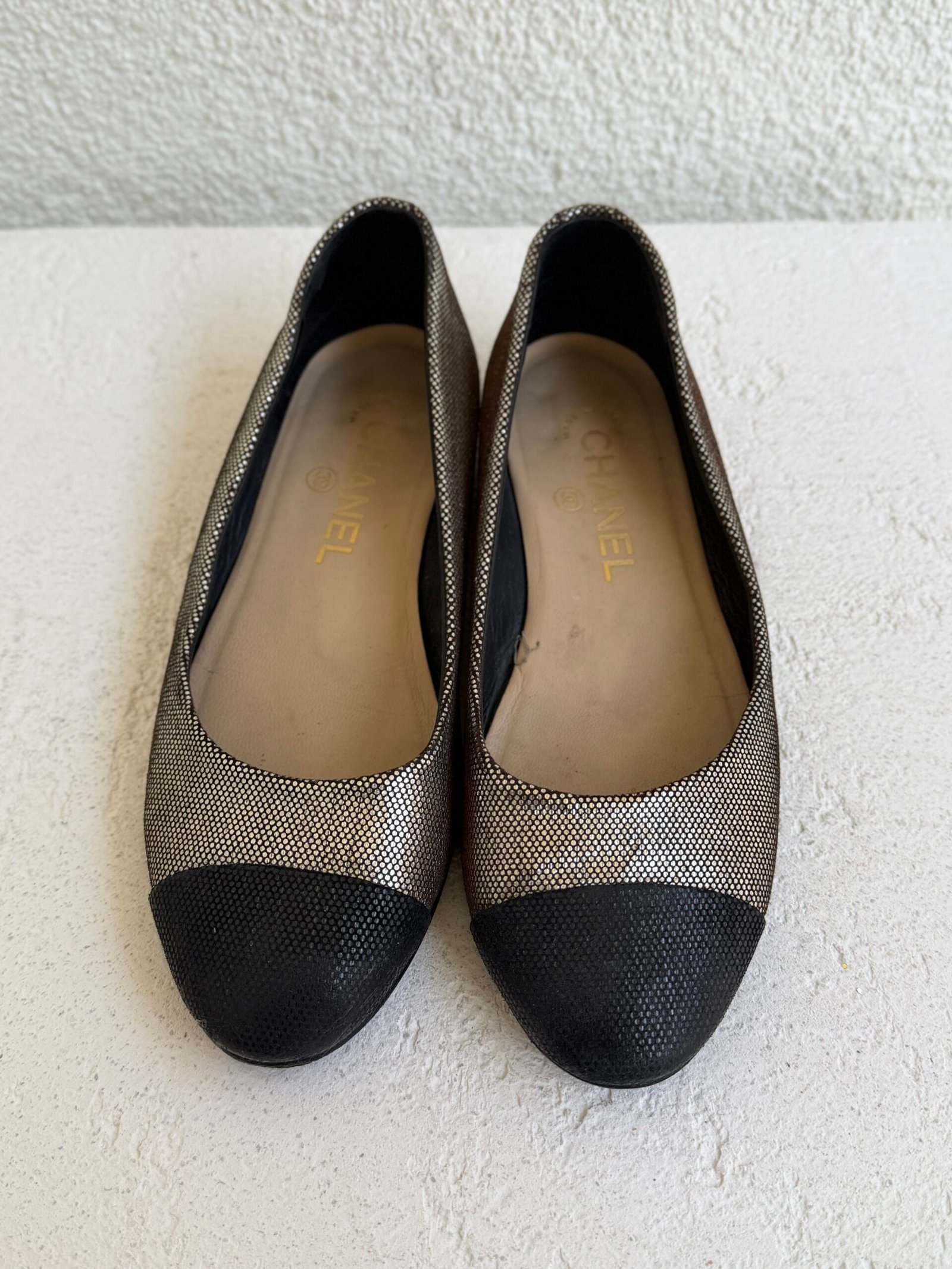 Chanel Metallic Gold Glitter Suede CC Cap Toe Ballet Flat - Görsel 4