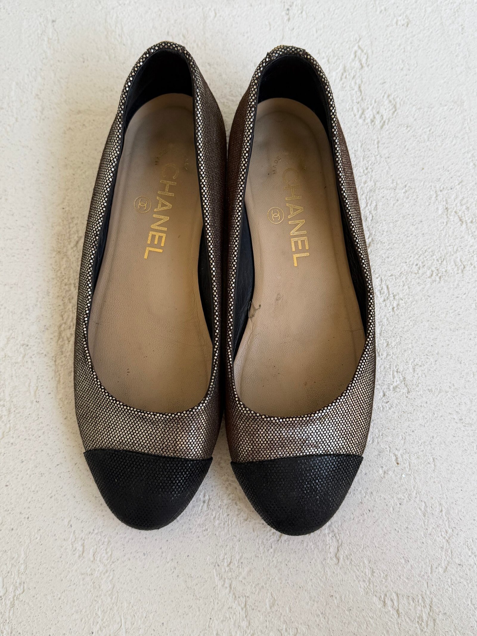 Chanel Metallic Gold Glitter Suede CC Cap Toe Ballet Flat - Görsel 5