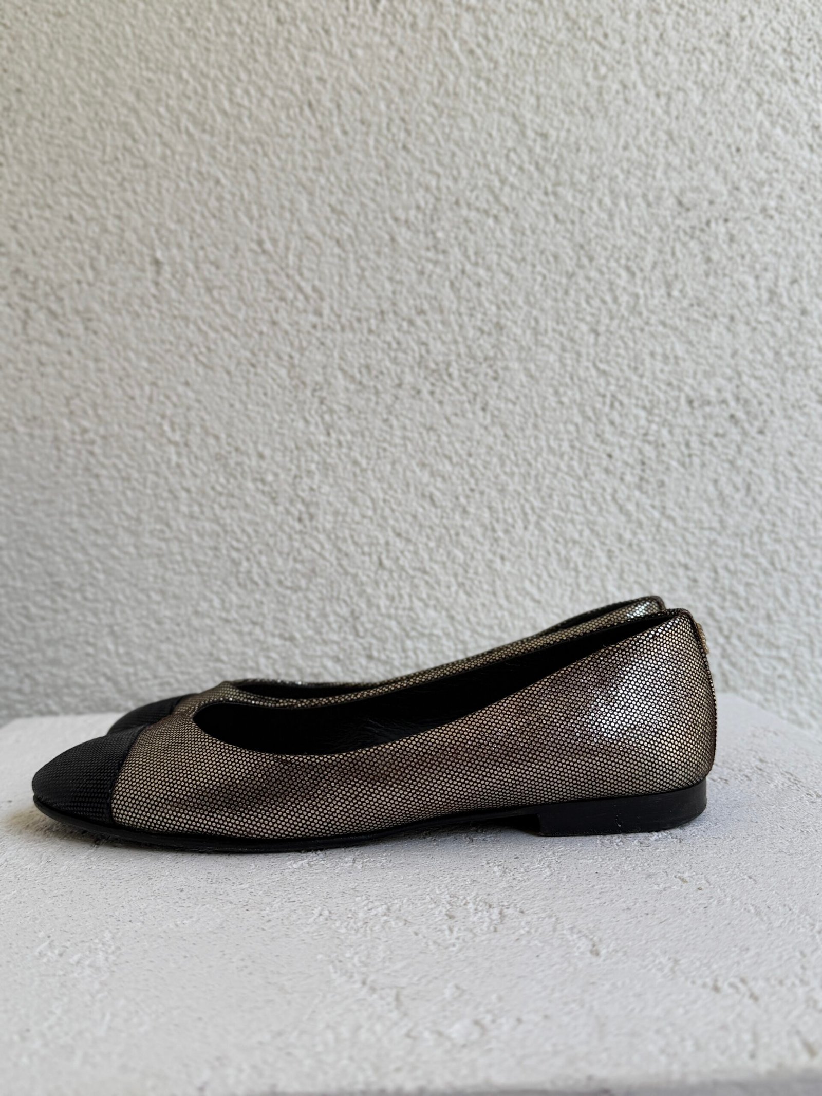 Chanel Metallic Gold Glitter Suede CC Cap Toe Ballet Flat - Görsel 6