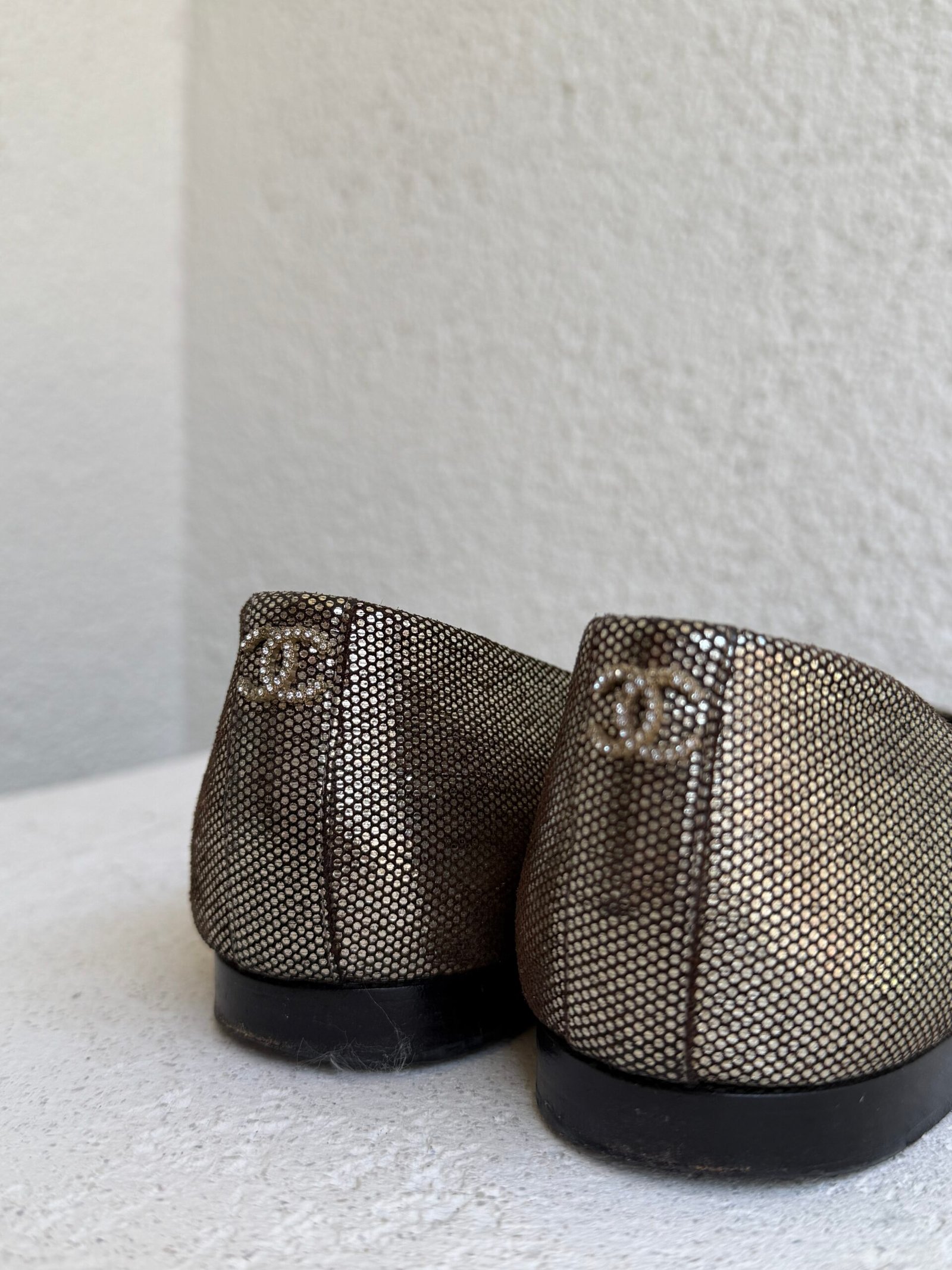 Chanel Metallic Gold Glitter Suede CC Cap Toe Ballet Flat - Görsel 8