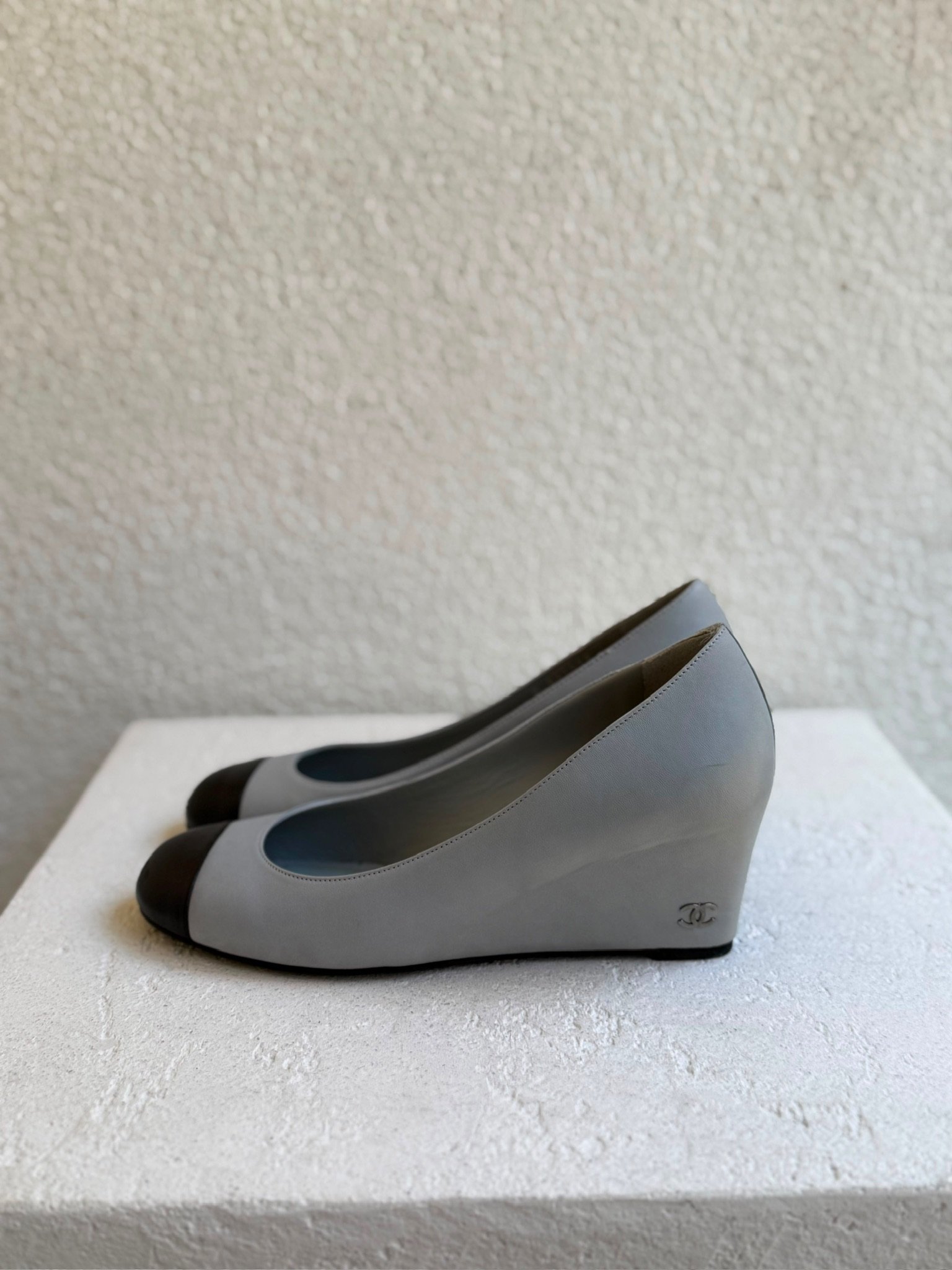 Chanel Black Toe Grey Leather Wedge Heels - Görsel 2