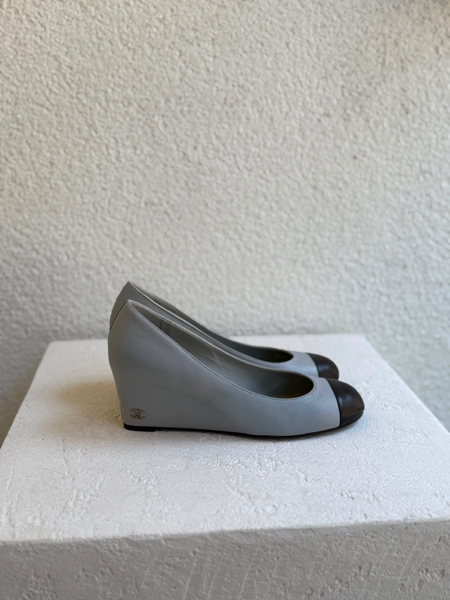 Chanel Black Toe Grey Leather Wedge Heels - Görsel 3