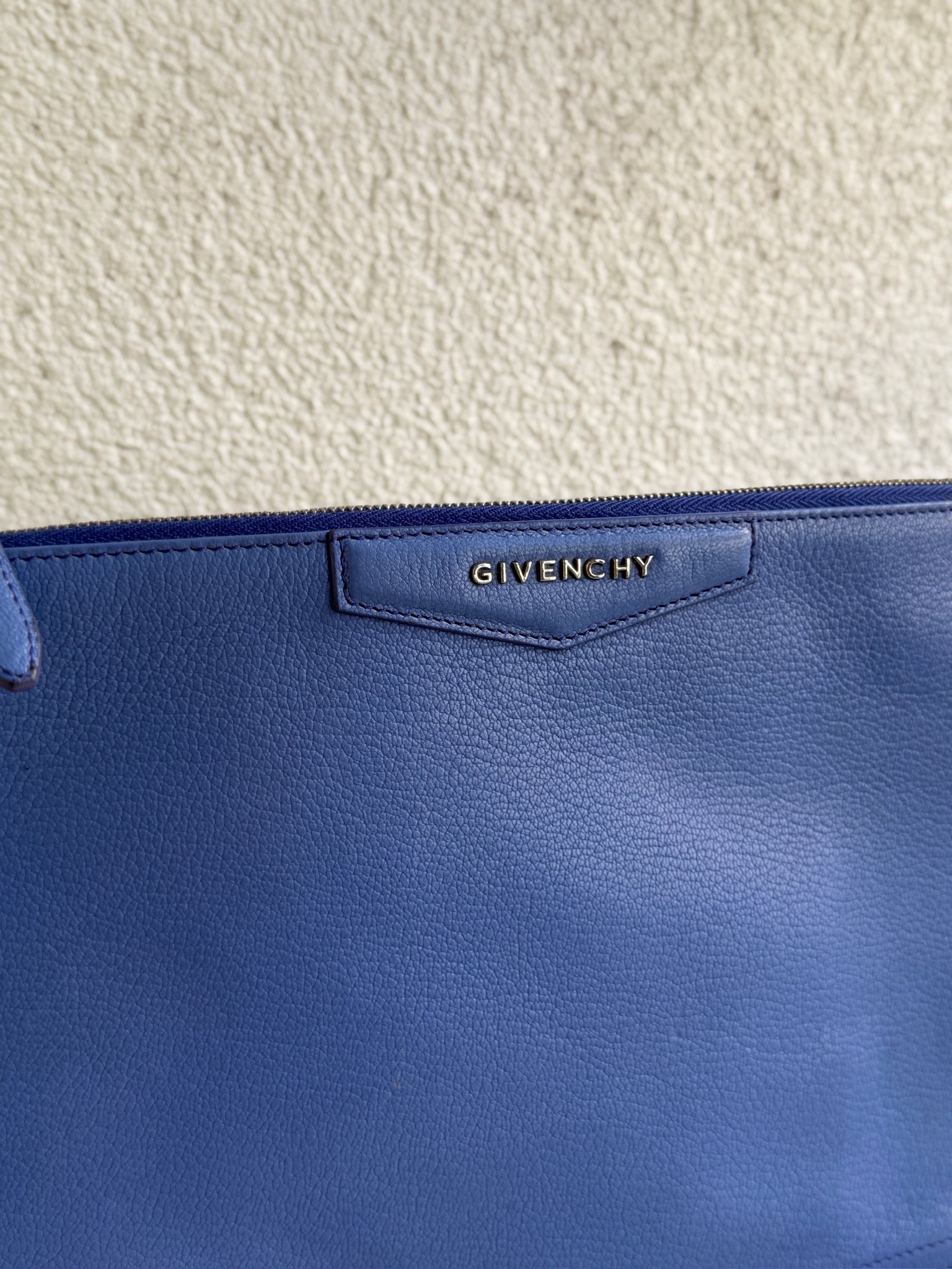 Givenchy Antigona Large Leather Clutch - Image 10