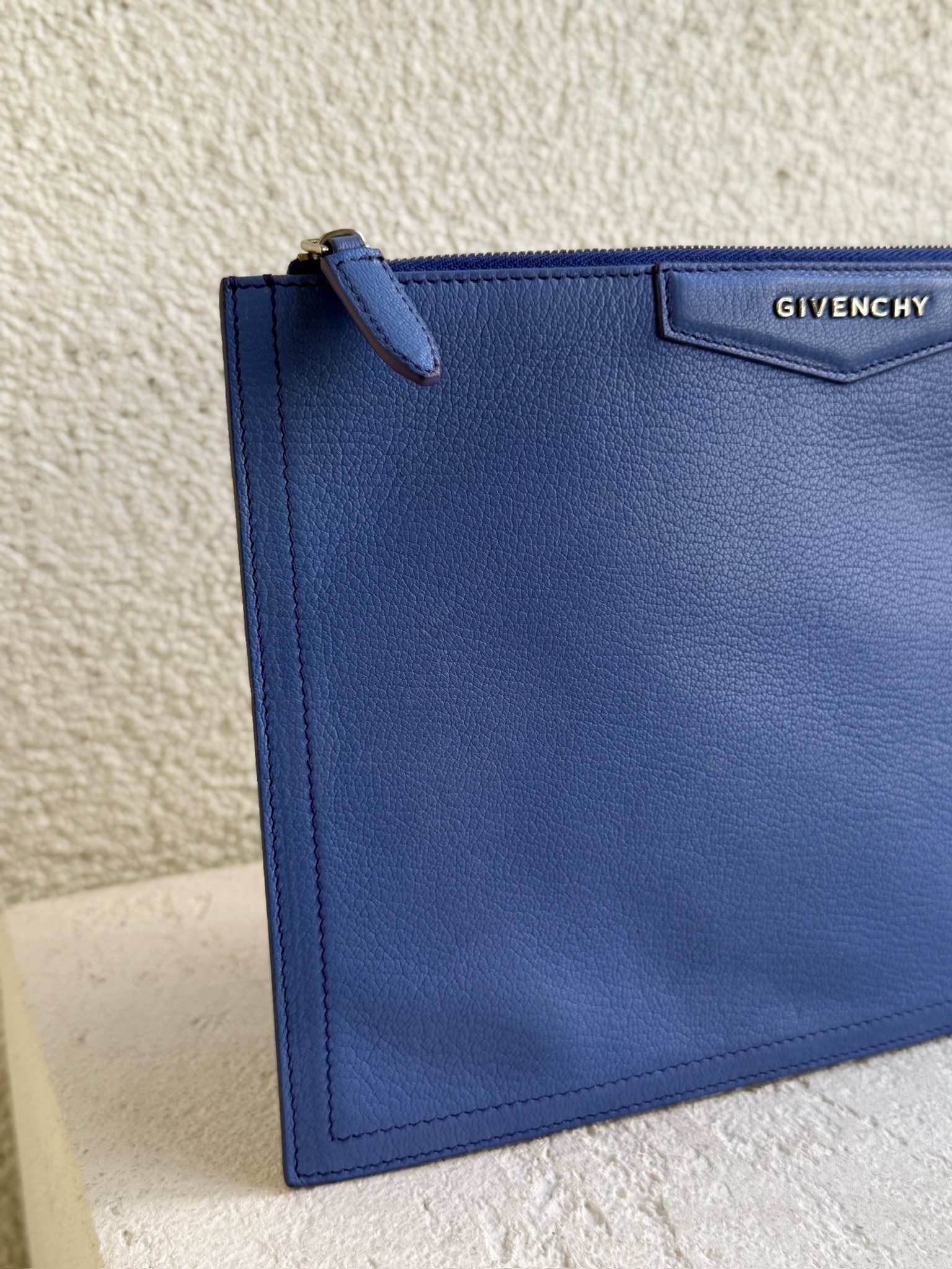 Givenchy Antigona Large Leather Clutch - Image 9