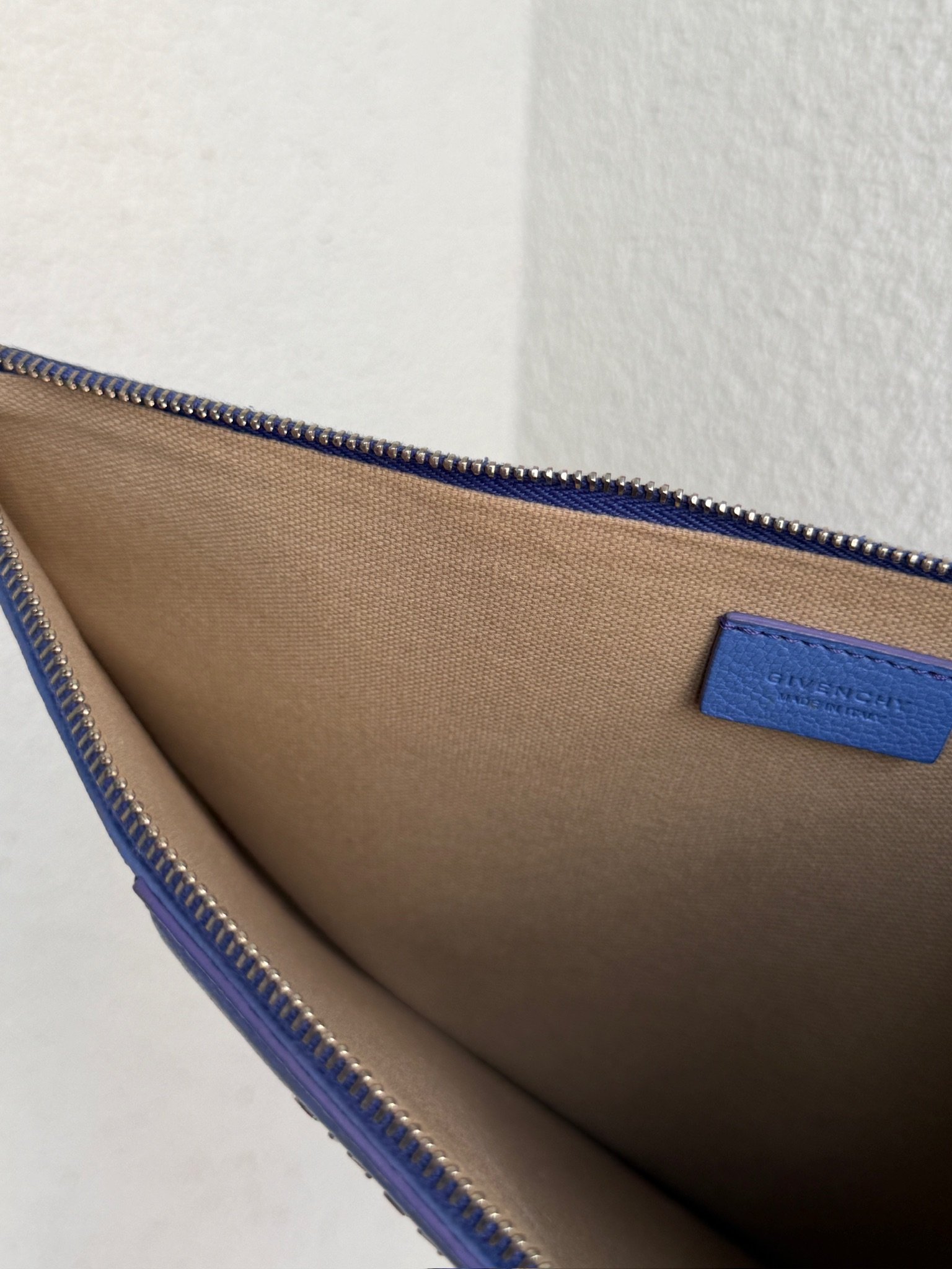 Givenchy Antigona Large Leather Clutch - Image 5